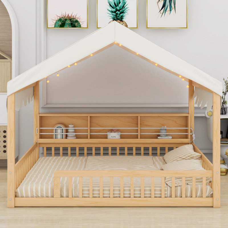 Lit de jour en bois en forme de maison avec Fense, 3 étagères de rangement, rideau et lumière DEL, Naturel / Beige