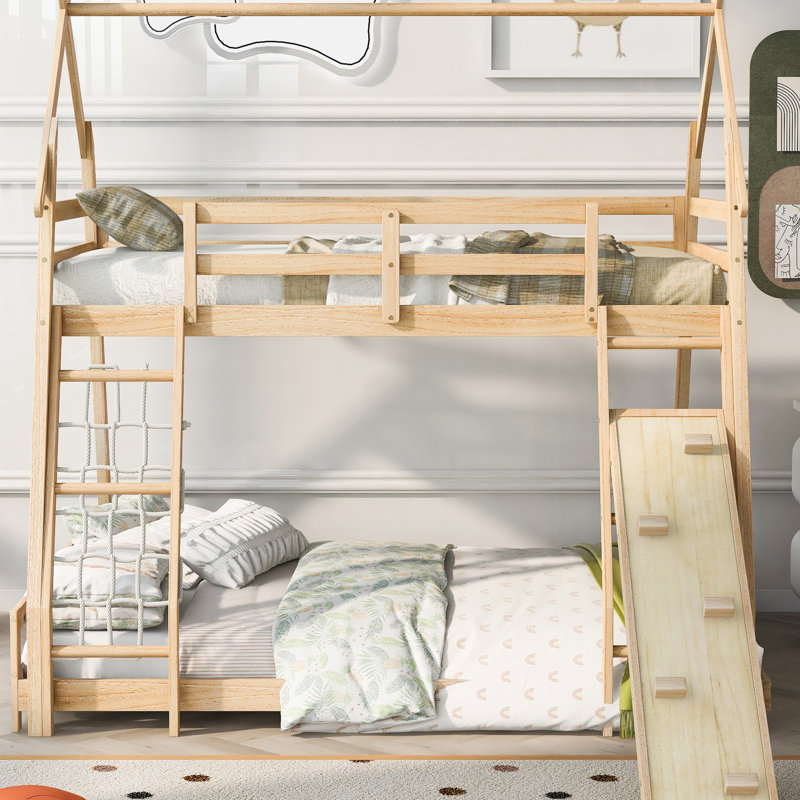 Lit superposé simple au-dessus d'un grand lit avec filets d'escalade et rampe