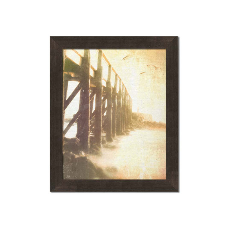 Le long de la jetée par Hal Halli. Impression sur papier - Montée et encadrée, H 36 po x l 44 po