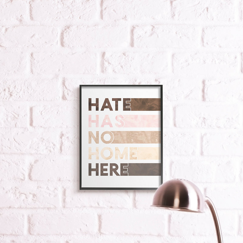 «Hate Has No Home Expression Motivation Inclusivité» par Erica Billups, H 14 po x l 11 po x P 1,5 po