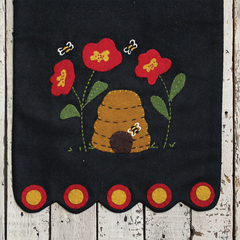 Chemin de table Red Barrel Studio® Bee