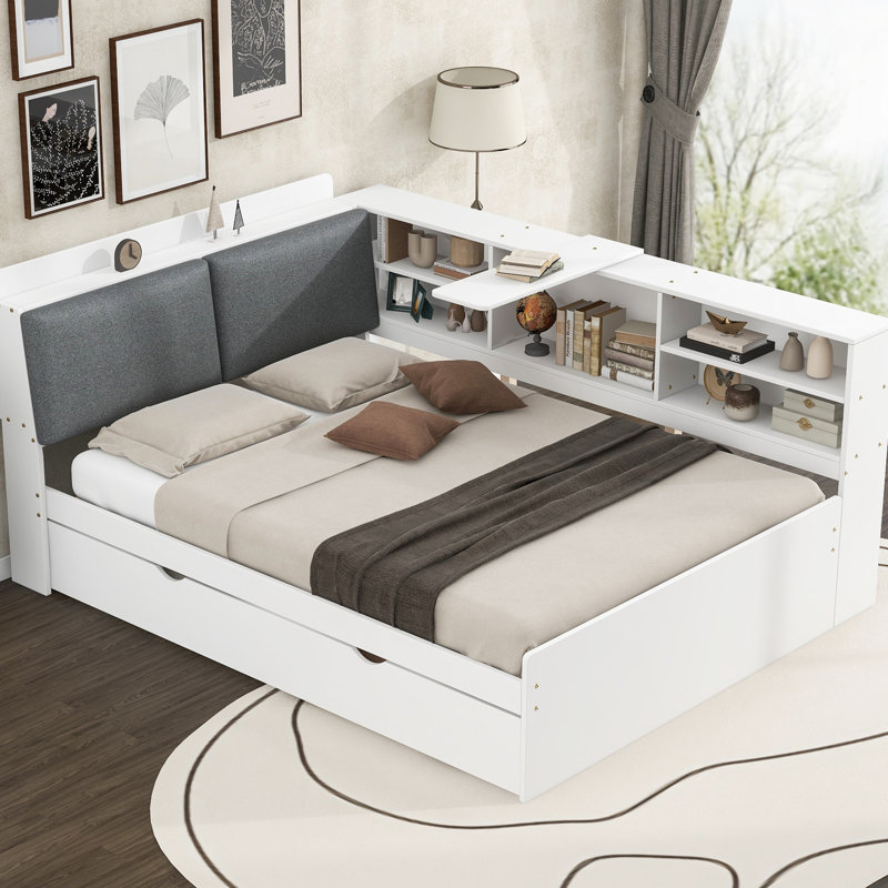 Lit plateforme en bois pleine grandeur blanc avec lit gigogne, tête de lit avec rangement et tablettes simples et élégantes