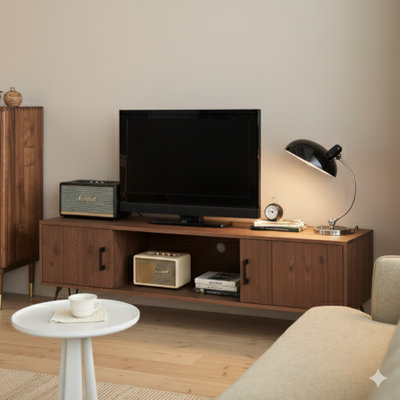 Meuble télé de style industriel en bois récupéré avec armoire de rangement pour une salle de séjour.