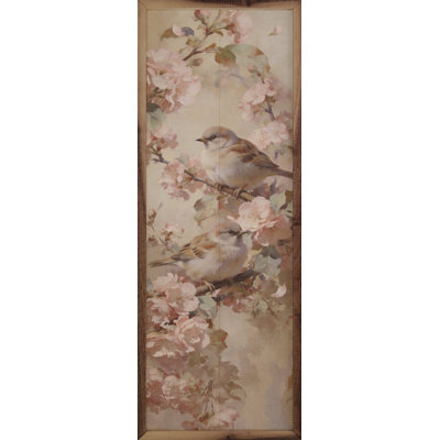 Oiseaux parmi les cerisiers en fleurs