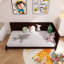 Lit de jour simple à cadre en bois avec tête de lit-272347412