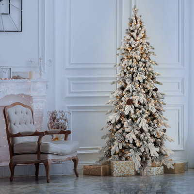 Arbre de Noël floqué en PE / PVC avec lumières DEL blanc chaud - pointes, pommes de pin naturelles, effet enneigé, branches articulées, base en métal