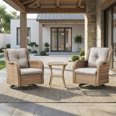  Ensemble de meubles de patio 3 pièces, ensemble de conversation extérieur en osier jaune avec 2 chaises berçantes pivotantes et table d'appoint, sièges à haut dossier, housses beiges pour porche, terrasse