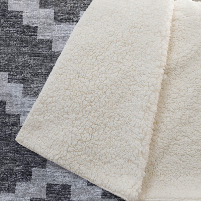 Couverture en sherpa grise One Pixie Street 50 po x 70 po, grise, Noir; gris