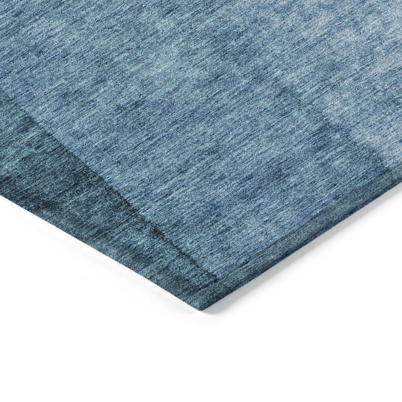 Tapis intérieur / extérieur lavable dégradé bleu et bleu marine 5 pi x 8 pi HomeRoots