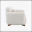 Le fauteuil d'appoint beige Darius avec 1 coussin décoratif combine style moderne, confort et durabilité pour tout espace de vie.