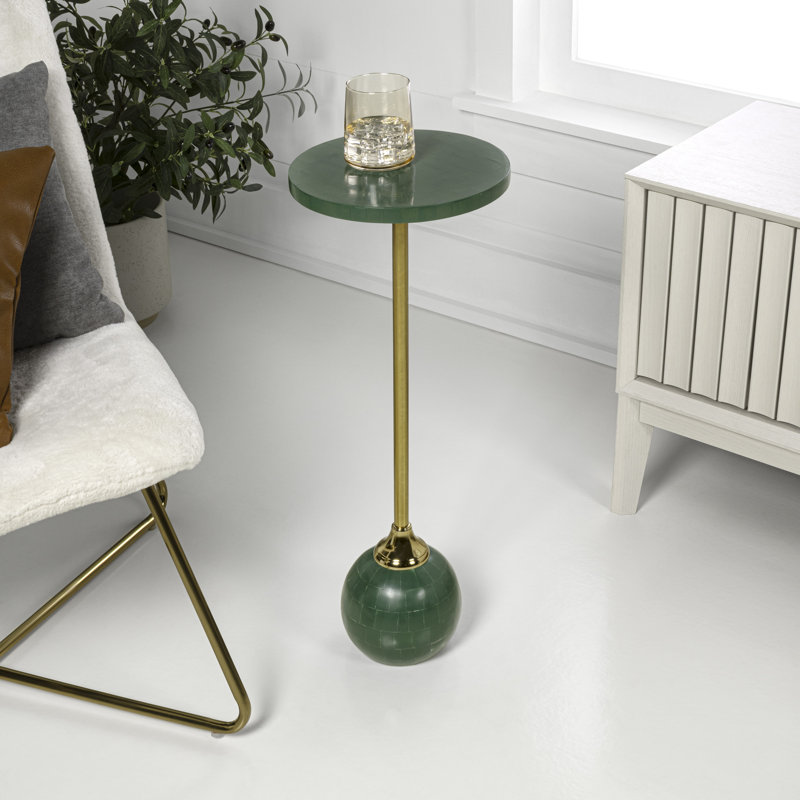 Table d'appoint ronde contemporaine verte et dorée de 26 po Evelyn, base géométrique en résine et pied de chandelier en fer pour petits espaces
