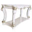 Élégante table en bois synthétique blanc, pieds à volutes et tablette inférieure, élégant bois au fini perle rectangulaire d'aspect antique, avec tablette de présentation