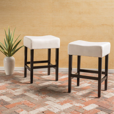 Élégant ensemble de tabourets de bar à hauteur de comptoir en cuir, idéal pour la cuisine et les espaces de divertissement.