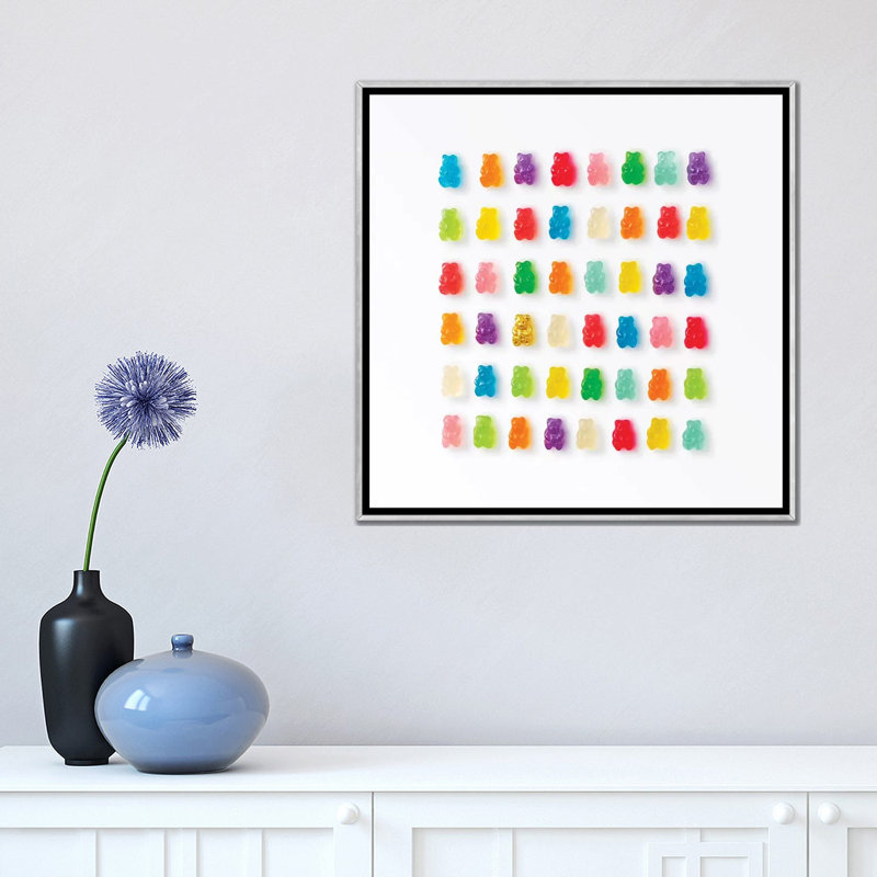 Reproduction de photo « Rainbow Bears » par Erin Summer, Pas de tapis, Toile avec cadre argenté, H 18 po x l 18 po x P 1,5 po