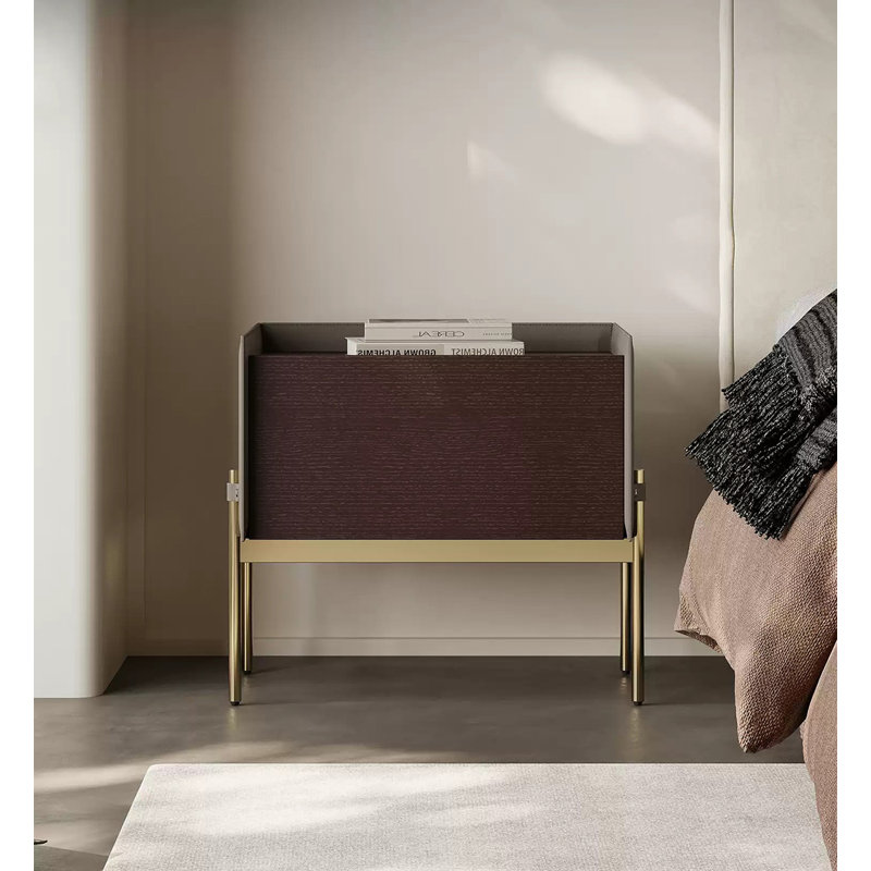 La table de chevet de style moderne, avec une structure recouverte de cuir et un design à tiroir unique, convient à la chambre à coucher.