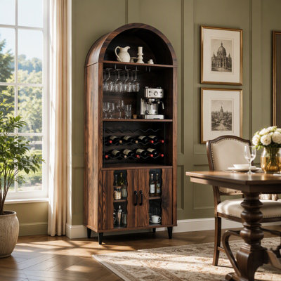 Meuble-bar arqué de style champêtre : vitrine haute avec casier à vin, porte-verres et rangement polyvalent pour salon et salle à manger
