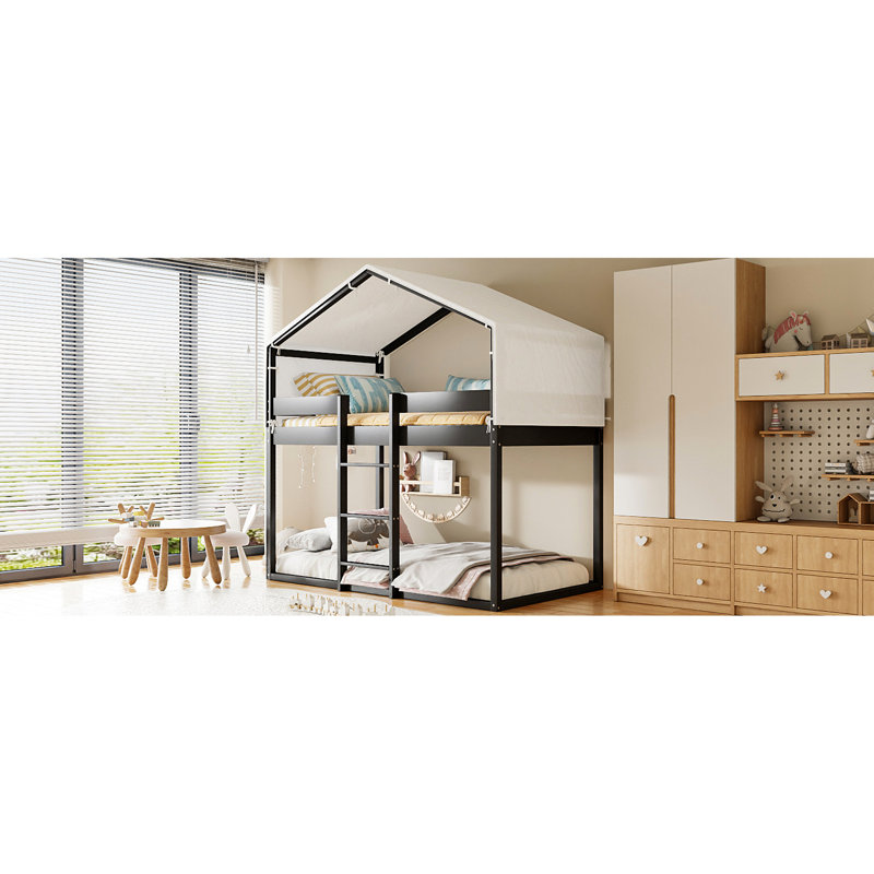 Lit simple au-dessus d'un lit superposé avec tente, construction, style maison de jeu amusant pour la chambre à coucher, décoration d'intérieur, jeu et sommeil