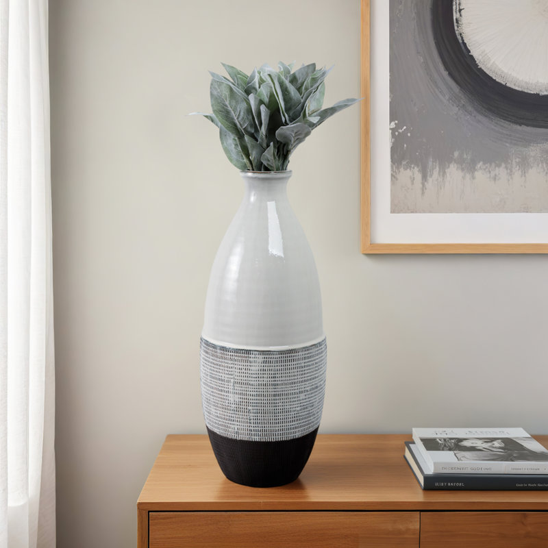 Vase texturé, gris, H 22 po x l 9 po x P 9 po