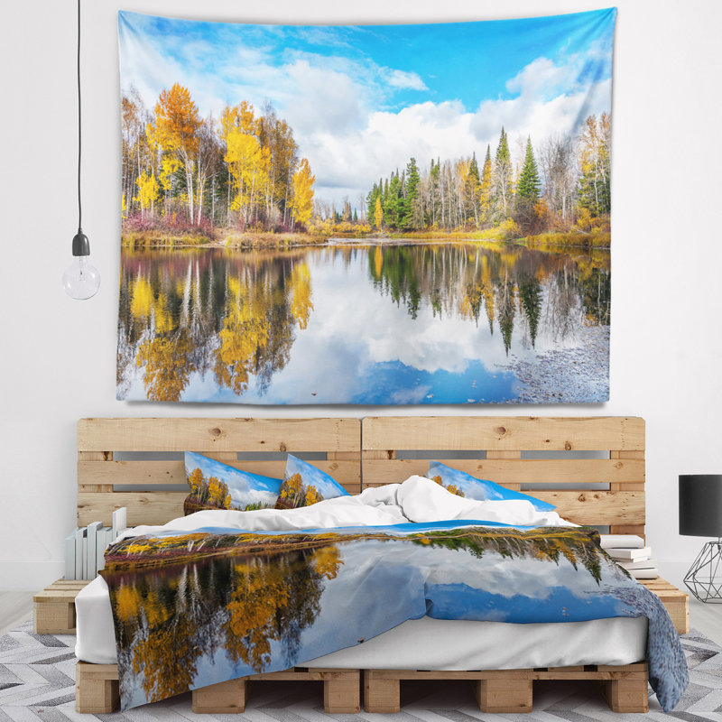 Paysage, beaux arbres d'automne avec tapisserie du lac Forest, H 78 po x l 92 po
