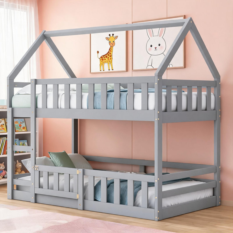Lit superposé simple au-dessus de simple en bois massif et panneau de fibres à densité moyenne gris, cadre à thème maison pour chambre d'enfant avec clôture et petite porte d'entrée