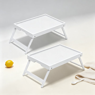 Plateaux de lit en bambou 100 % certifiés FSC avec pieds pliables, très grand format, idéal pour le petit-déjeuner au lit, la lecture, l'utilisation d'un ordinateur portable et les repas décontractés – Finition blanche épurée, ensemble de deux