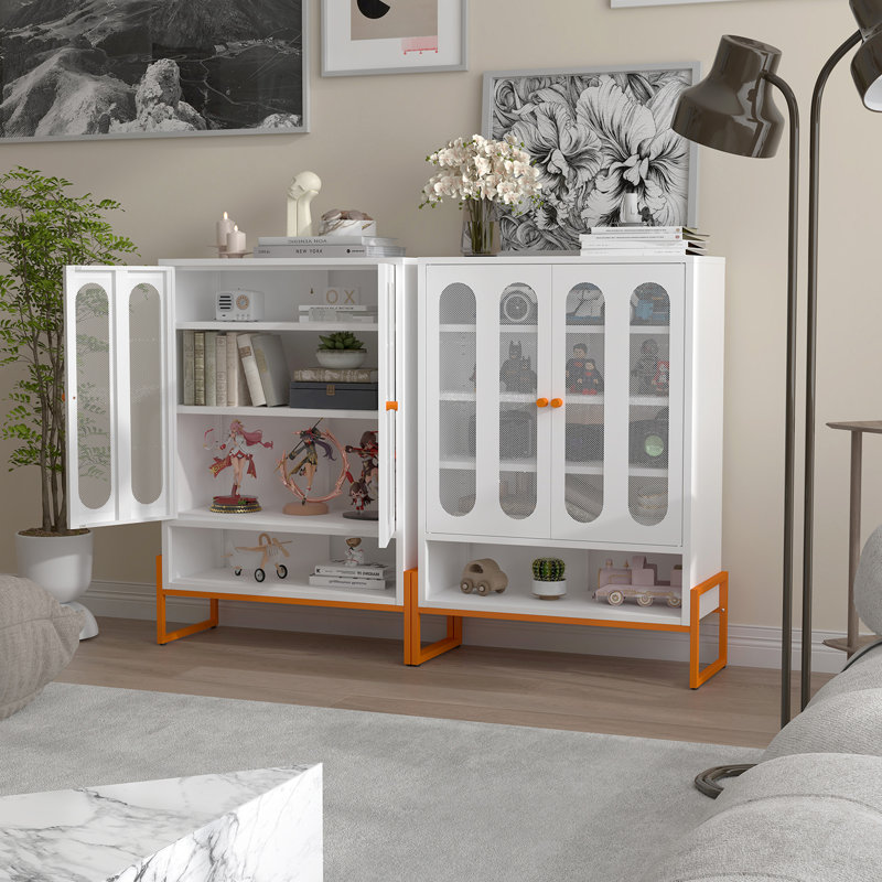 Armoire à chaussures blanche autoportante avec tablettes réglables, débit d'air de 15 cm et portes papillons à ouverture double dans l'espace de vie Portes en filet thermolaquées, base surélevée, ensemble de pointes