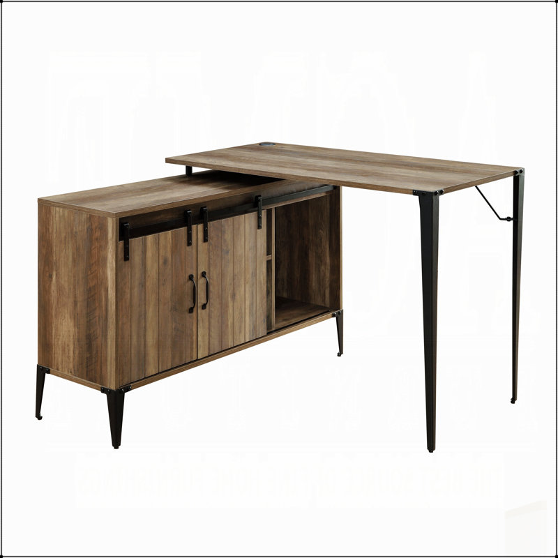 Bureau d'écriture spacieux avec porte de grange coulissante pour un rangement amélioré et une esthétique moderne