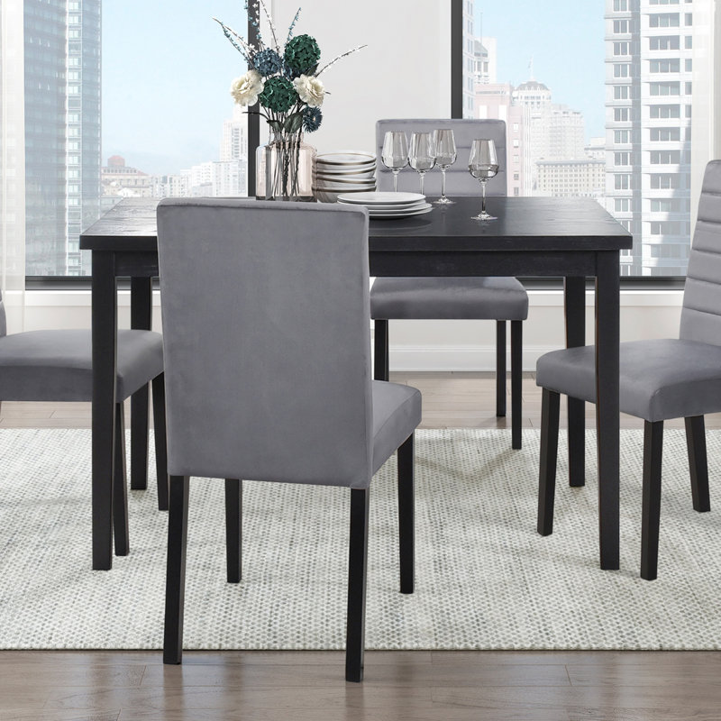 Ensemble de salle à manger décontracté 5 pièces avec table en bois et chaises d'appoint confortables en velours pour des repas décontractés