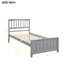 Lit plateforme simple en bois gris qui rehausse le confort de la chambre à coucher