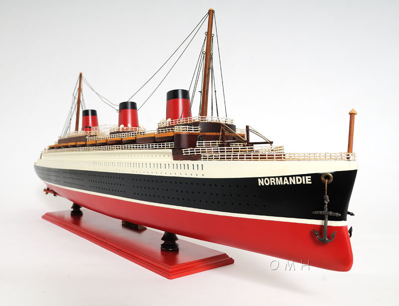 Grand bateau peint de modèle normandie, H 14,5 po x l 41 po x P 5,5 po