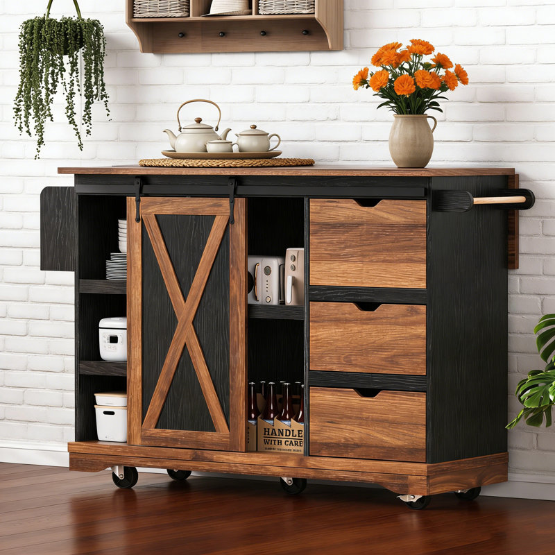 Îlot de cuisine de 55,5 pouces avec abattant, prise de courant, porte de grange et roulettes pour un rangement et un espace de travail flexibles.