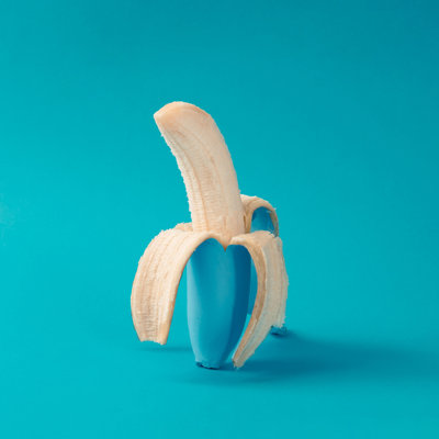 Banane peinte peinte en bleu