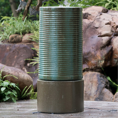 Grande fontaine tour à nervures cylindrique moderne de 44 po de hauteur avec base rustique, mangeoire à oiseaux / ciment en ciment