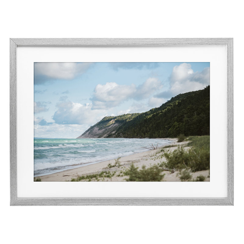 «Sleeping Bear Cliff», reproduction sous verre encadrée par Amy Carroll, H 17 po x l 23 po, Cadre de ferme gris