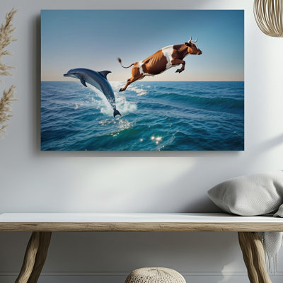 Toile dans un tableau côtier surréel, art mural d'une vache brune et blanche qui passe gracieusement au-dessus de l'eau turquoise chatoyante