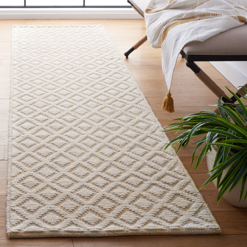 Tapis en laine tissé à la main à motif géométrique ivoire / doré Nystead, Tapis de couloir 2 pi 3 po x 8 pi