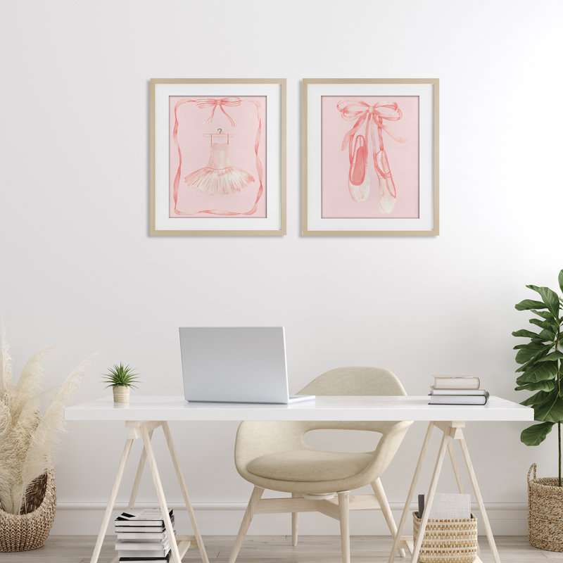 Ensemble de 2 pièces de robe et de pantoufles pastel ballerine encadrée sous verre, design par Nina Jacobs, H 21 po x l 17 po