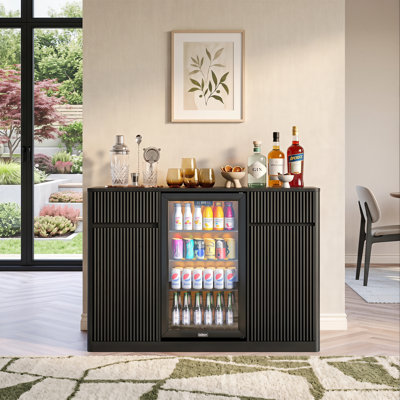 Armoire à vin cannelée 53,2 po avec mini-coin-réfrigérateur (réfrigérateur non inclus), station de charge et tablettes réglables, buffet de rangement pour le salon de la cuisine