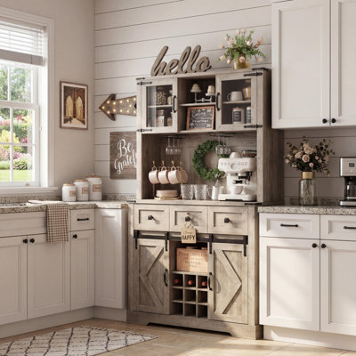 Buffet de cuisine haut de style ferme avec porte coulissante de style grange, comprenant un meuble de rangement, un casier à bouteilles et à verres, et un meuble bar rustique pour salon.