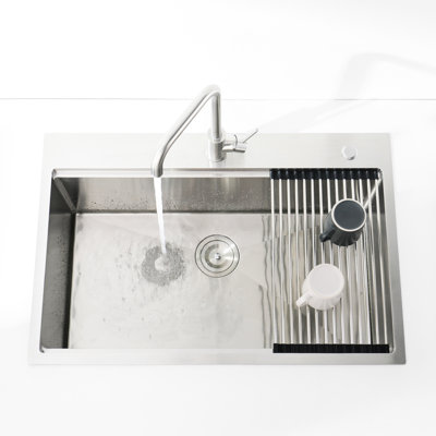 L'évier de cuisine en acier inoxydable de 36 x 22 po, sur comptoir, avec passoire et grille à vaisselle, améliore l'efficacité de la finition brossée à simple cuve de 36 po x 22 po, insonorisant