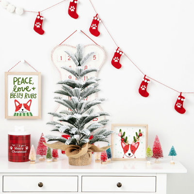 Arbre de Noël en flocage de 50 cm, pe enneigé réaliste avec 85 pointes, base en ciment recouverte de toile de jute stable, idéale pour un bureau et une tablette en hiver avec un mini-arbre, parfait pour les fêtes