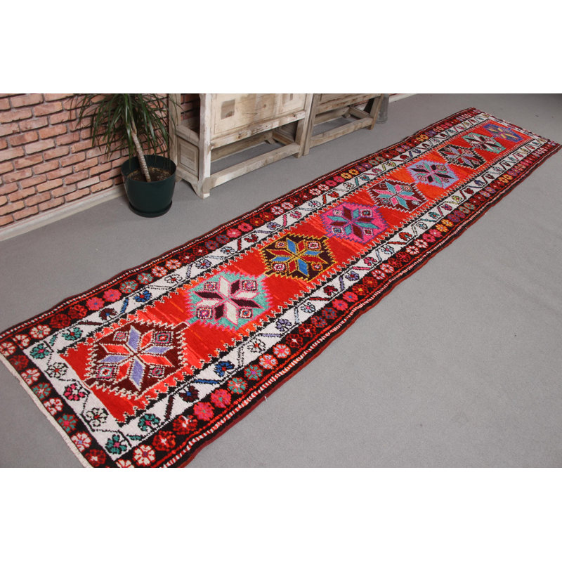 Chemin de table turc rétro fait à la main avec un motif traditionnel Herki en laine rouge éclatante pour un décor de couloir luxueux et un rehaussement de style bohème antique