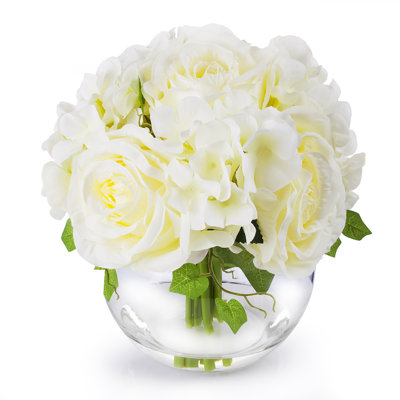 Arrangement floral mélange de rose et de hortensia en vase