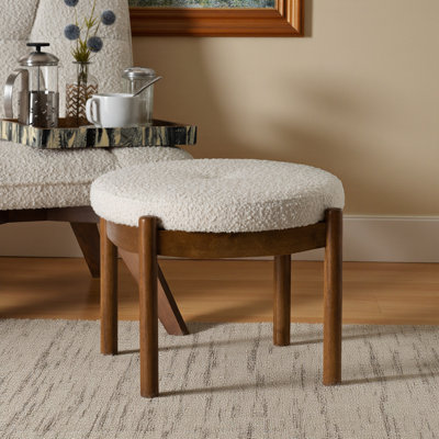 Repose-pieds Peryn avec tissu crème et finition noyer brun, H 15,05 po x l 19,27 po x P 19,27 po