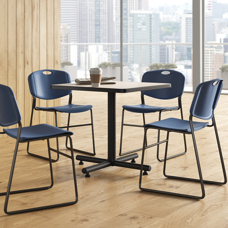 Table de salle de repos carrée Nicklas, 4 chaises empilables Zeng, Érable, Bleu