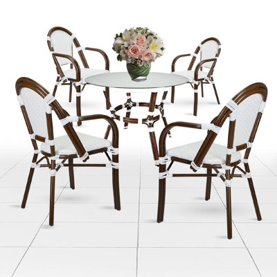 L'ensemble français comprend une table de 40 po et 4 chaises avec accoudoirs par Chivari