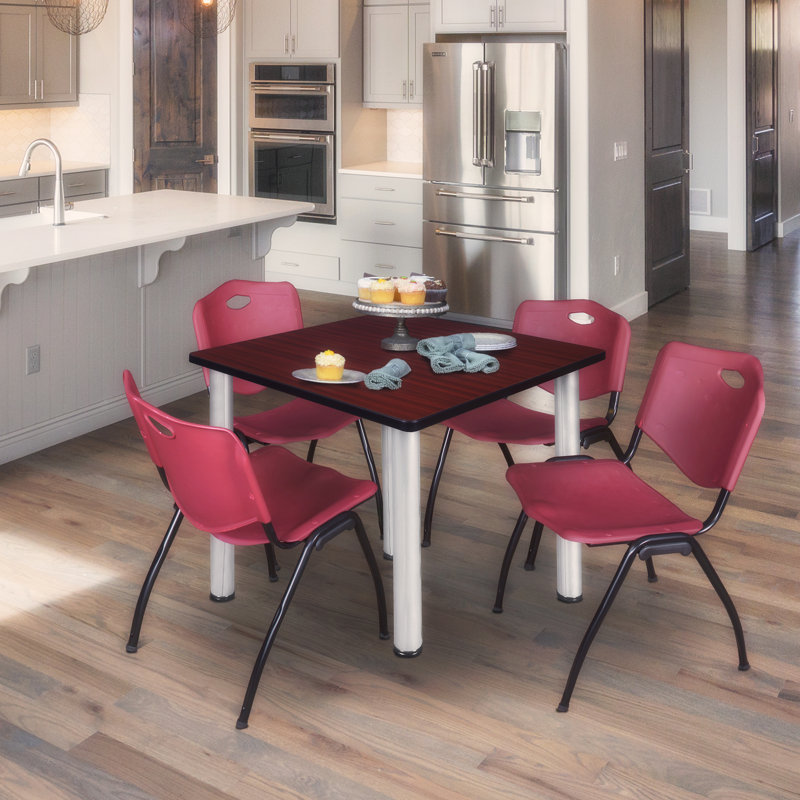 Plateau de table Kee Square, 4 chaises empilables, H 42 po x l 29 po x P 29 po, Chrome, Acajou