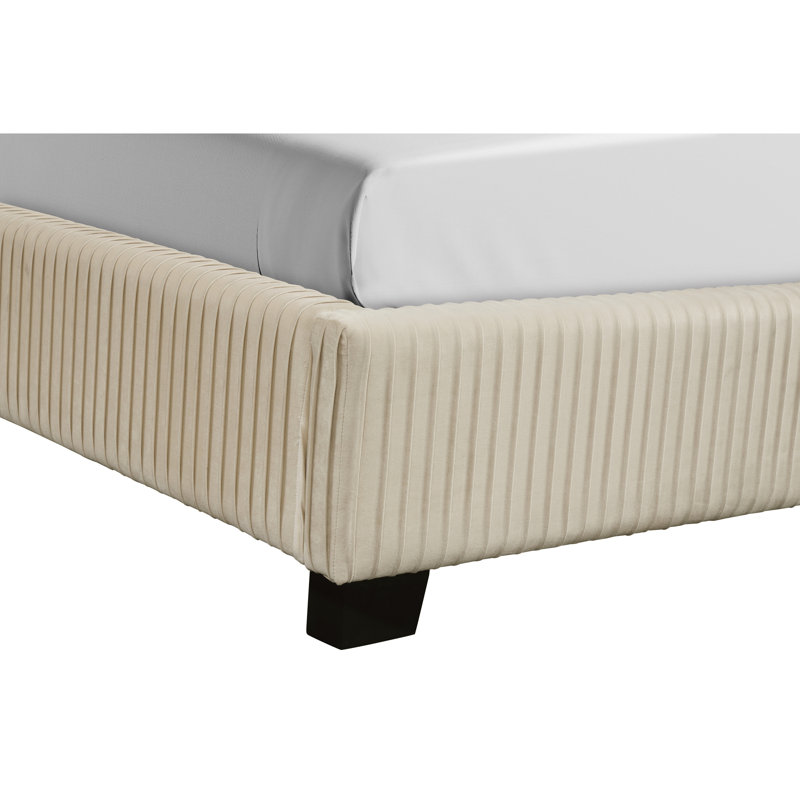 Grand lit tapissier dans une boîte beige