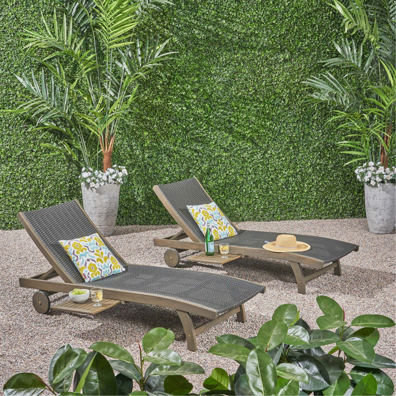 Chaise longue avec plateau coulissant