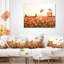 Coussin lombaire floral sur fond coucher de fleurs cosmos
